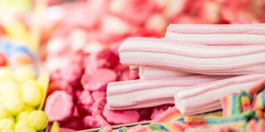 Karışık tatlılar canlı ve renkli arka plan