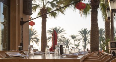 Zarif açık yemek yer, giyinmiş tablo vuruşta yakından.