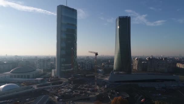 2017年12月 米兰新的城市生活金融区 广场和高玻璃和钢结构摩天大楼周围的空中视频 — 图库视频影像