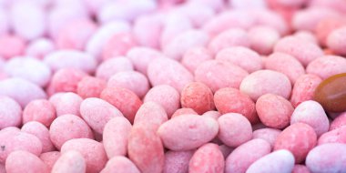 Hareketli ve çok renkli çikolata Paskalya yumurtaları bir sokak pazarında karışık