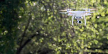Quadcopter drone uçuş, teknoloji ve güvenlik kavramları