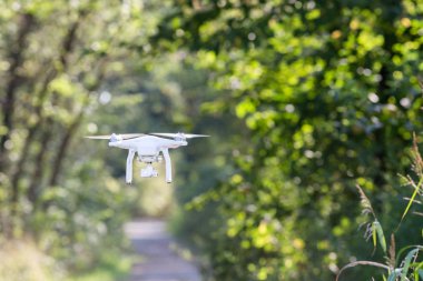 Quadcopter drone uçuş, teknoloji ve güvenlik kavramları