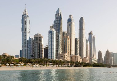Dubai Marina 'nın yüksek gökdelenleri Parlak sıcak bir akşamda