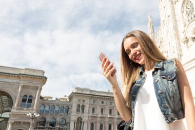 Milan, İtalya için smartphone tutan genç kadın portresi