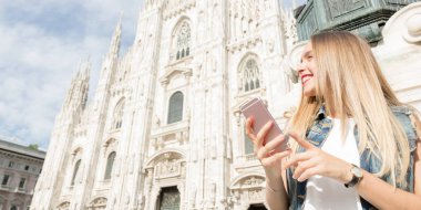 Milan, İtalya için smartphone tutan genç kadın portresi