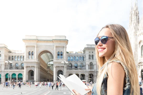 Porträtt Ung Kvinna Turist Med Guidebok Milano Italien — Stockfoto