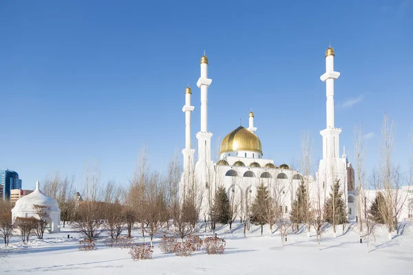 Mezquita Nur Astana Capital Kazajstán Foto Tomada Durante Día Invierno — Foto de Stock