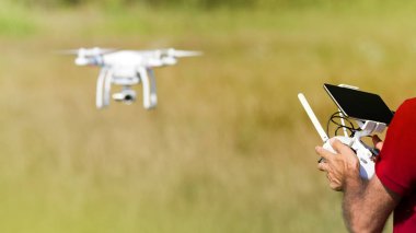 Quadcopter drone uçuş, teknoloji ve güvenlik kavramları