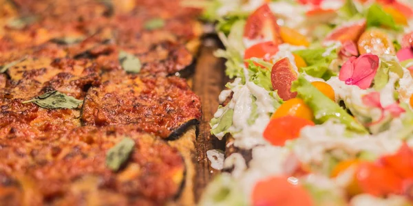 Taze İtalyan pizza tepesinde