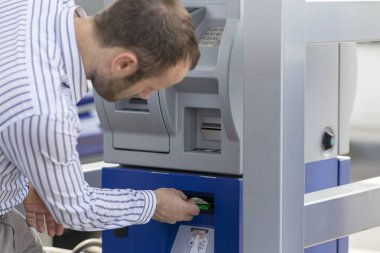 Benzin istasyonunda ödeyen adam