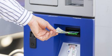 Benzin istasyonunda ödeyen adam