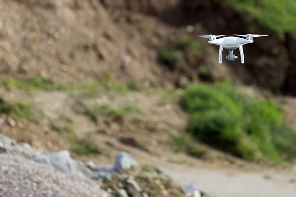 Drone Moderno Volando Aire Libre Foto Sin Logotipos Marcas Comerciales —  Fotos de Stock