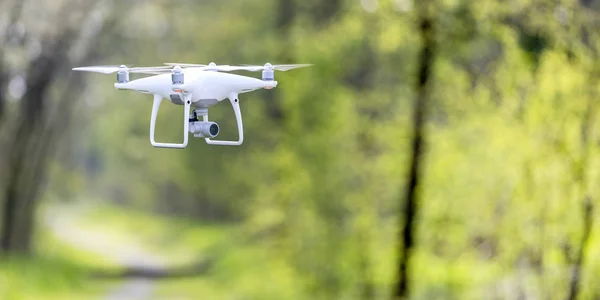 Drone Moderno Volando Aire Libre Foto Sin Logotipos Marcas Comerciales —  Fotos de Stock