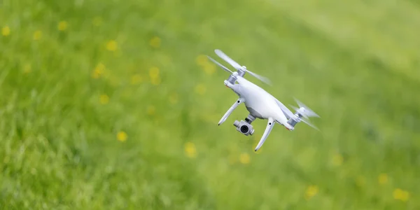 Drone Moderno Volando Aire Libre Foto Sin Logotipos Marcas Comerciales —  Fotos de Stock