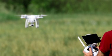 Quadcopter drone uçuş, teknoloji ve güvenlik kavramları