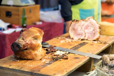 Porchetta İtalyan popüler et sokak pazarında satışa