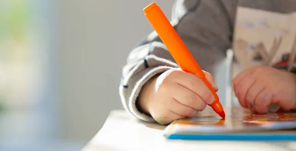 Nettes Kind Lernen Zeichnen Und Spielen — Stockfoto
