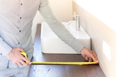 Mimar yepyeni banyo mobilyaları önlemleri alıyor. Hom