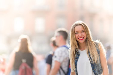 Mutlu genç kız açık, defocused Co ile ön portre fotoğrafı
