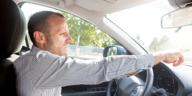 Öfkeli sürücü kötü işaret, yol öfke teması