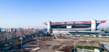 Milano 'nun futbol arenasının havadan drone fotoğrafı, San Siro Stadi