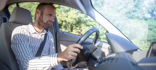 Ongelukkig bestuurder in zijn auto — Stockfoto