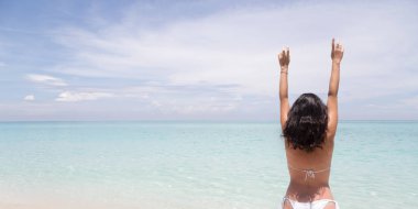 Tropik bir plajda dinlenen güzel bir kadın. Yatay pankart boyutu, uzay fotoğrafını kopyala