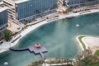 Modern şehir göl parkı, panoramik hava manzarası