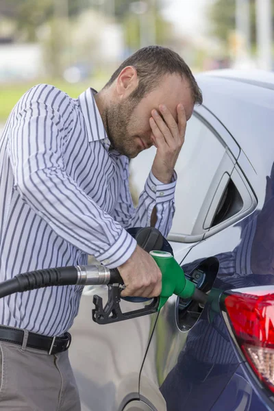 Olycklige mannen på bensinstationen — Stockfoto