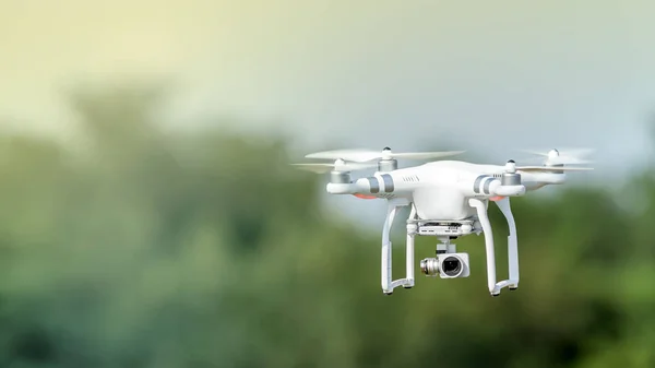 Uçan Quadcopter dron — Stok fotoğraf