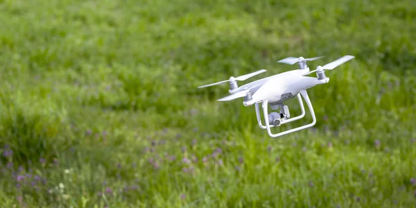 Drone moderno voando ao ar livre, foto RF, sem logotipos ou marcas comerciais — Fotografia de Stock
