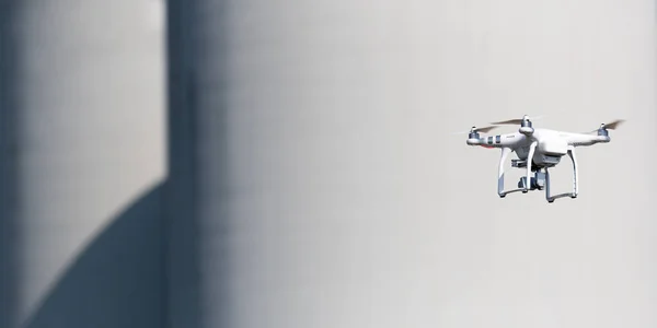 Drone Quadcopter voando — Fotografia de Stock