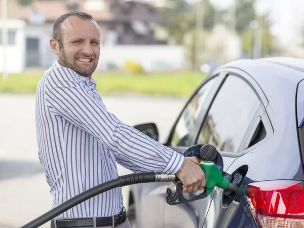 Homem infeliz no posto de gasolina — Fotografia de Stock