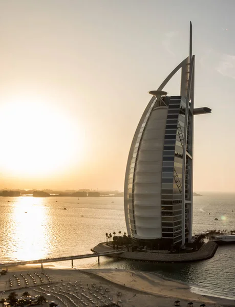 DUBAI - CIRCA ENERO 2017: el emblemático hotel de lujo Burj Al Arab — Foto de Stock
