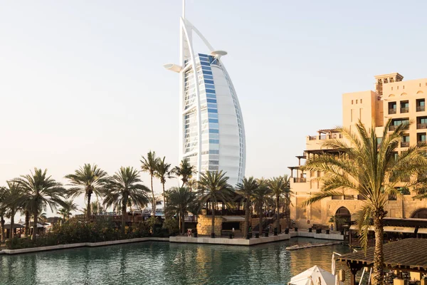 DUBAI - CIRCA ABRIL 2017: el emblemático hotel de lujo Burj Al Arab — Foto de Stock