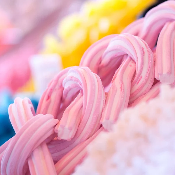 Élénk és sokszínű vegyes édességek az utcai piacon — Stock Fotó