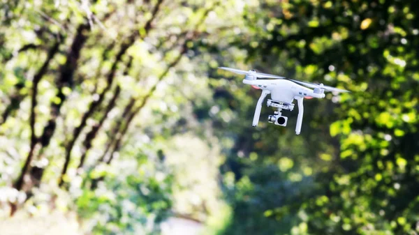 Quadcopter drone volando —  Fotos de Stock