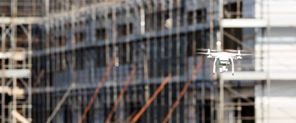 Quadcopter drone repül egy építkezésen — Stock Fotó