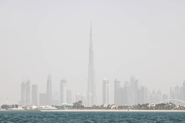 Vista panorámica de la ciudad de Dubai desde el mar — Foto de Stock