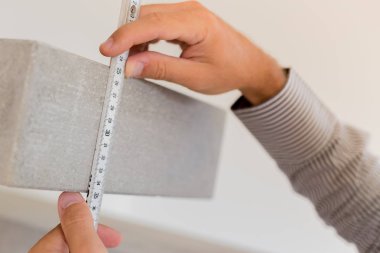 Mimar beton basamakmerdivenleri önlemler alıyor. Ev st