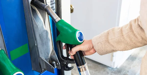 Chica feliz en la gasolinera —  Fotos de Stock