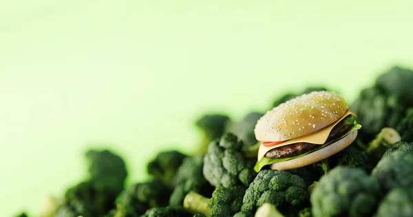 Hamburgers Fast Food versus légumes sains, ultra réalistes — Photo