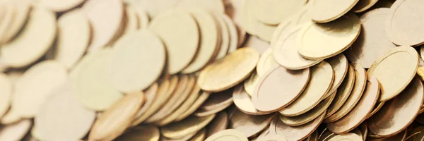 Infinitas moedas douradas fundo horizontal, textura realista, — Fotografia de Stock