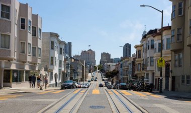 Tipik San Francisco şehir merkezi caddesi