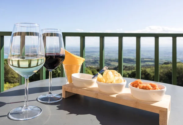 Aperitivo with red and white wine and some snack — Stock Photo, Image