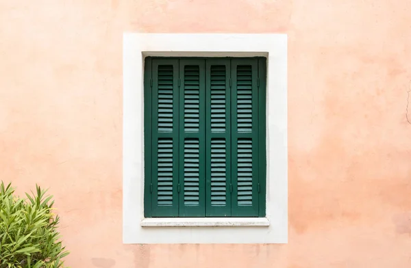 Vieille et colorée fenêtre, architecture italienne — Photo