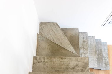 Minimal ve modern ev iç, beton blok merdiven ile