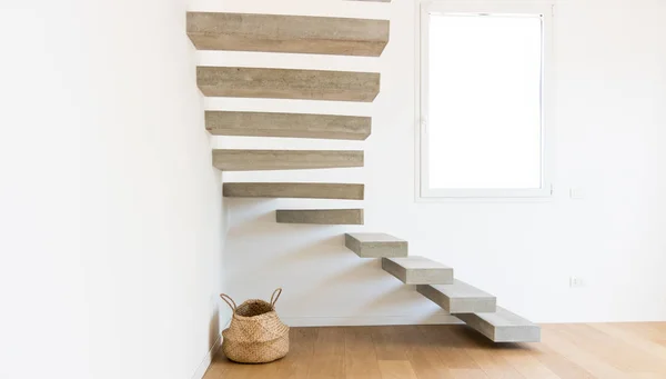 Interior de casa mínimo e moderno, com uma escada de bloco de concreto — Fotografia de Stock