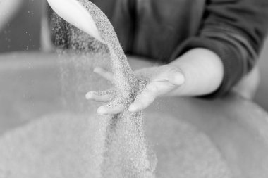 kumla oynayan sevimli çocuk