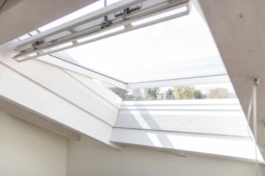 Mekanizmalı çatı penceresi